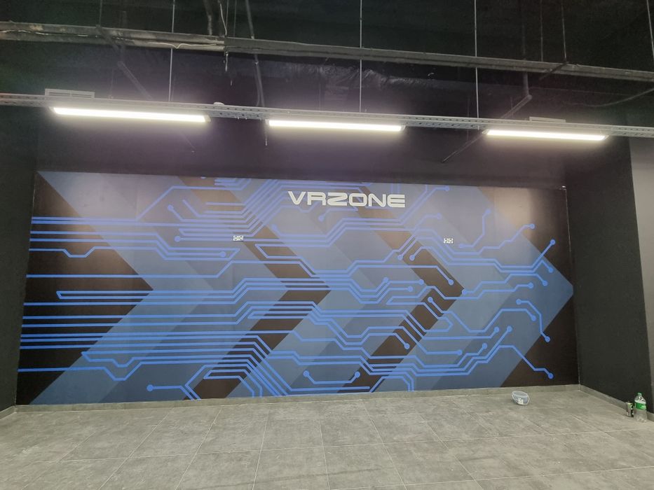 Семейная пара профессионально клеим обои