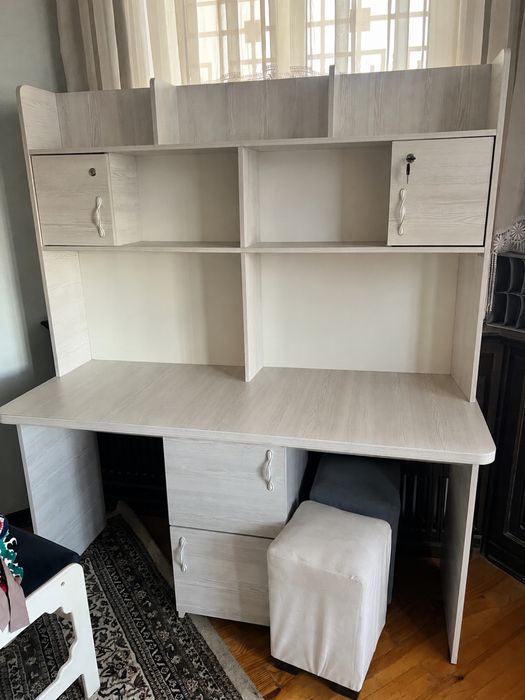 Mebel soat va suvinerlar sotiladi