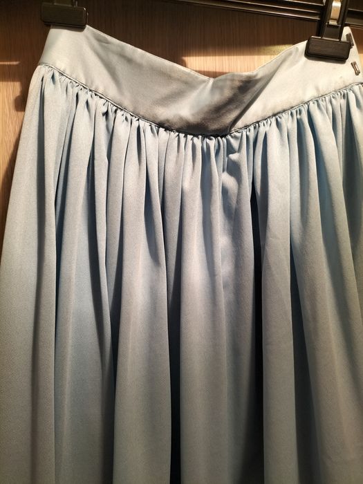 Юбка в пол голубая.