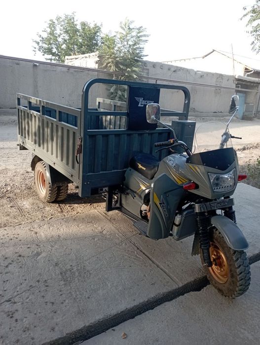 Moto lochin yuk tashuchi