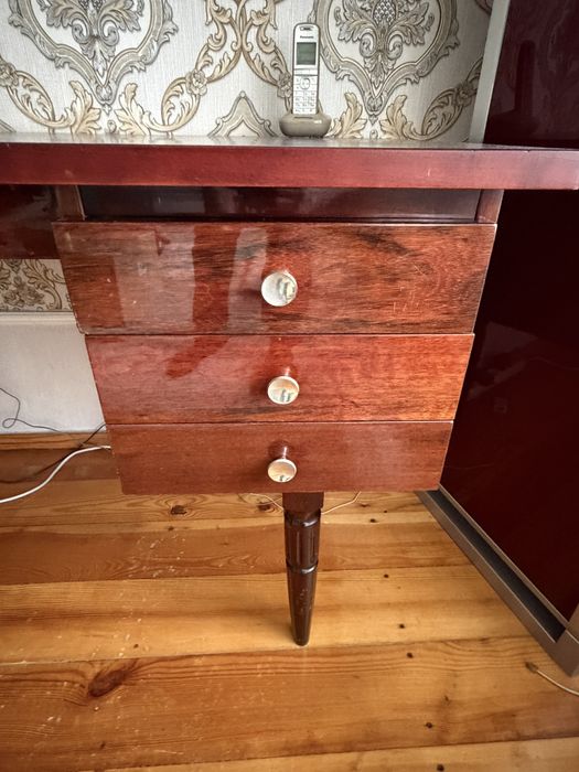 Офисный стол из чистго дерева