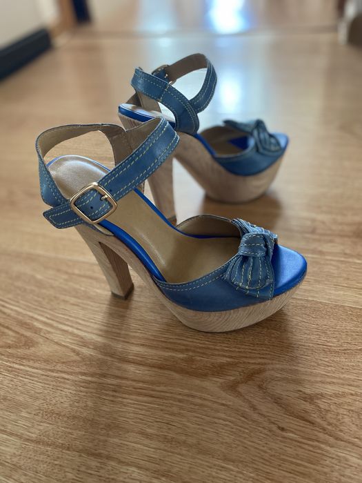 Летние голубые босоножки