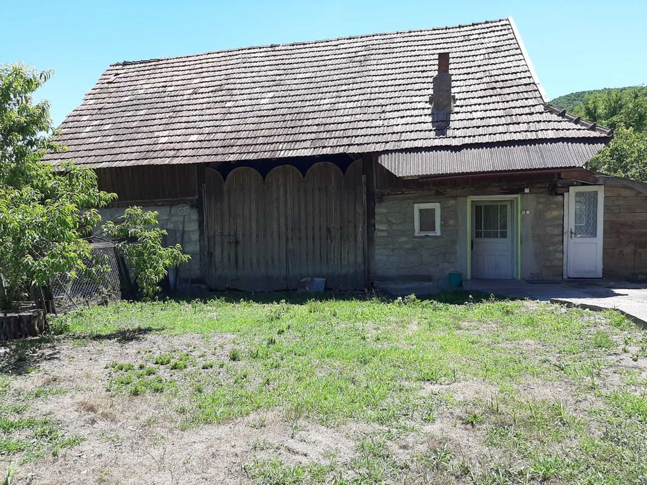 Vand Casa solida la tara 100 mp utili cu anexe 100 mp si teren 4000 mp