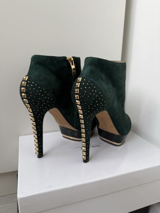Замшевые ботильоны Vince Camuto