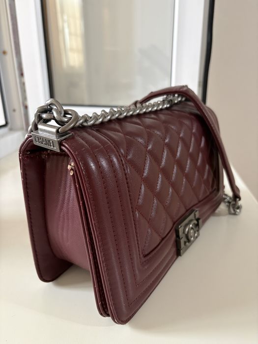 Сумка в стиле Chanel Boy с цепочкой