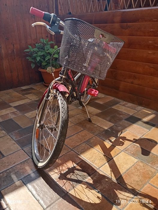 Vând bicicleta B-twin de copii aproape nouă și trotineta manuala