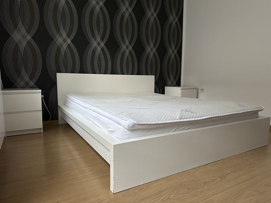 Спалня 160/200 с матрак, топ матрак и две нощни шкафчета