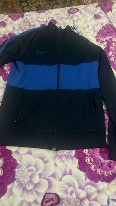 Vând tering  Nike originali