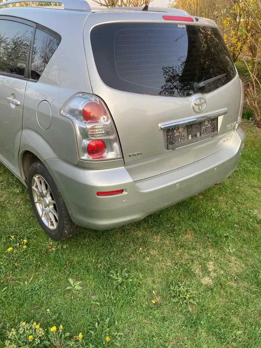 Toyota Corolla Verso 2.0d4d 116к.с. 2004г. се продава на части