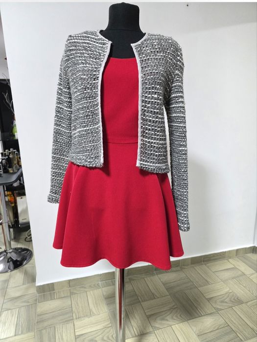 Rochie roșie, model clos, cu mânecă bufanta