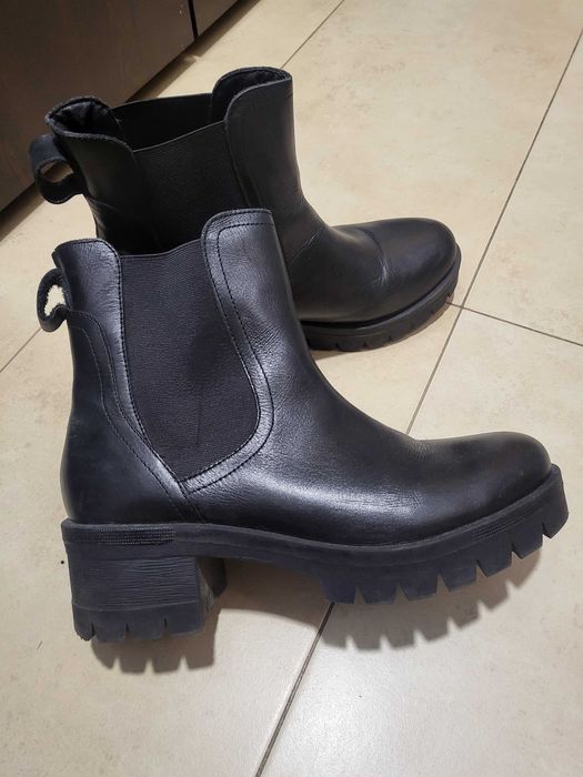 Кожени черни боти