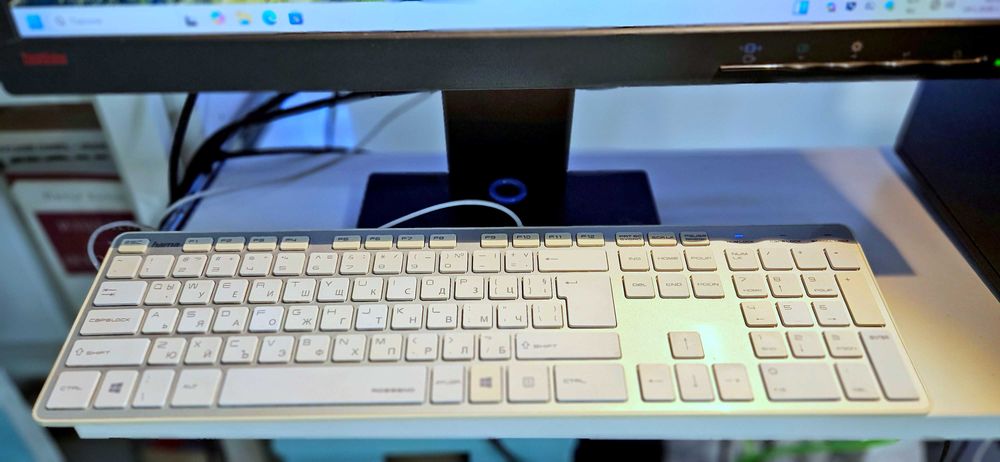 Компютър LENOVO с монитор LENOVO и клавиатура