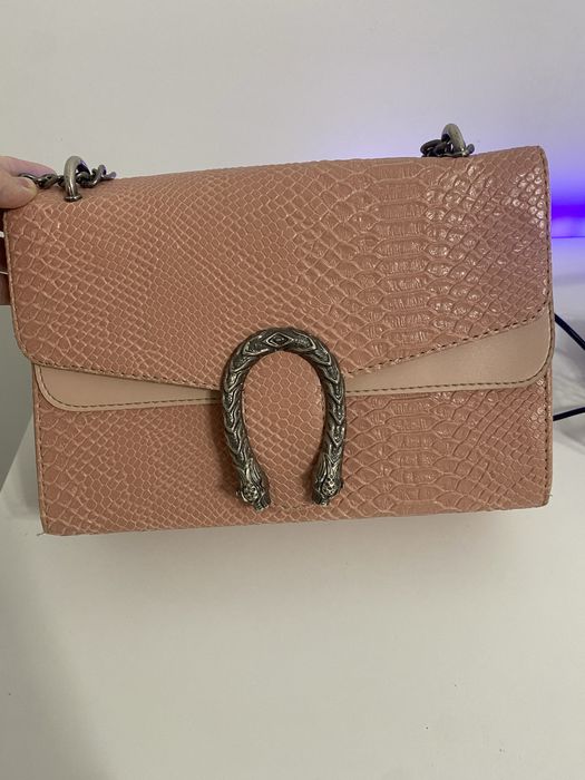 Чанта розова имитирана на Gucci запазена много добре