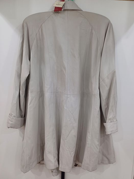 Продаю плащ белый кожаный  р 52