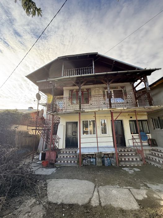 Vand doua proprietati in aceeasi curte