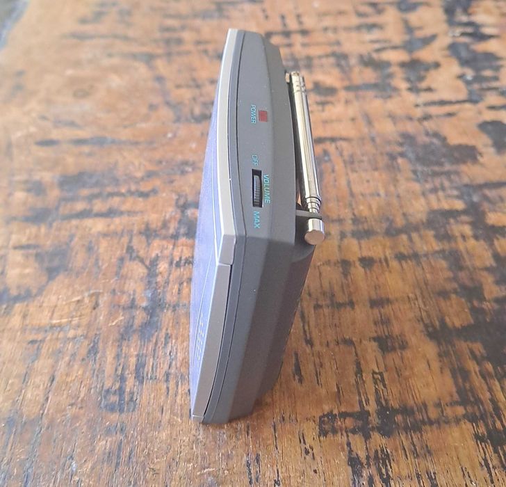 радио транзистор с часовник аларма плъзгащо се мазно