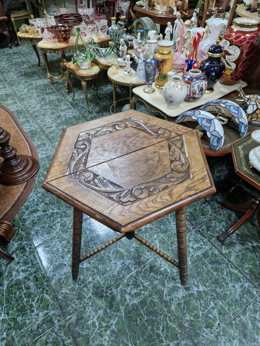 Страхотна антикварна холандска дървена масичка резба