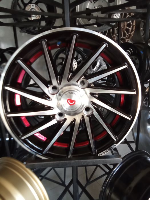 13 vossen diska matiz va damas