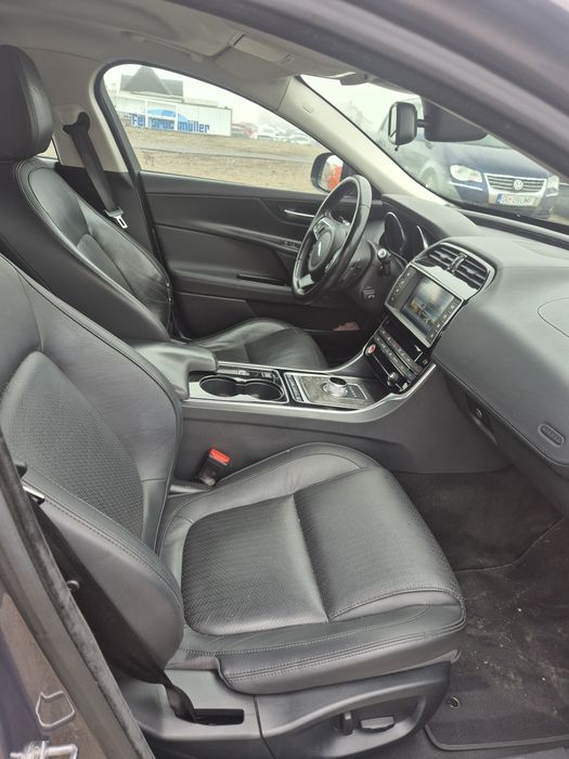 Jaguar XE  2.0 diesel 180 CP  cutie automată  2015