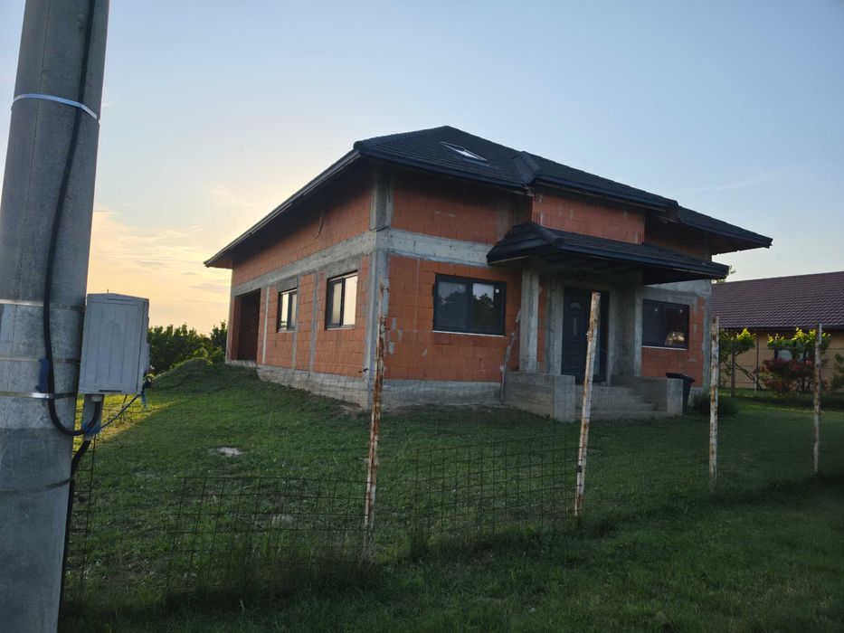 Casă premium din cărămidă la rosu (200 mp), BECI, livadă pe rod în Malcoci – Ideală pentru Familie sau Pensiune