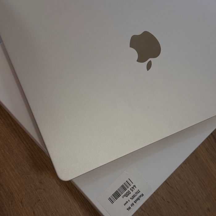 MacBook Air M4•16GB/256GB
