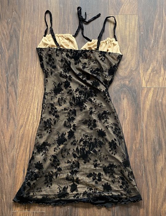 Черна дантелена къса рокля