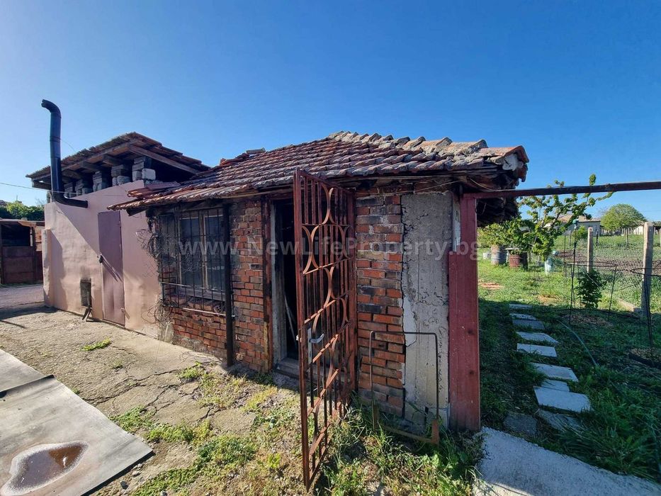 Едноетажна къща с мазе в с. Винарско, обл. Бургас