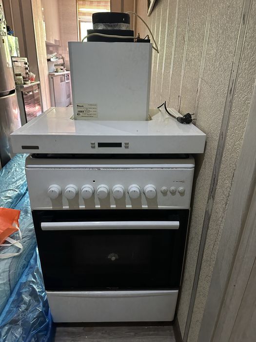 Газ плита + вытяжка турбо мотор в хорошем состоянии 3+1 всё работает!