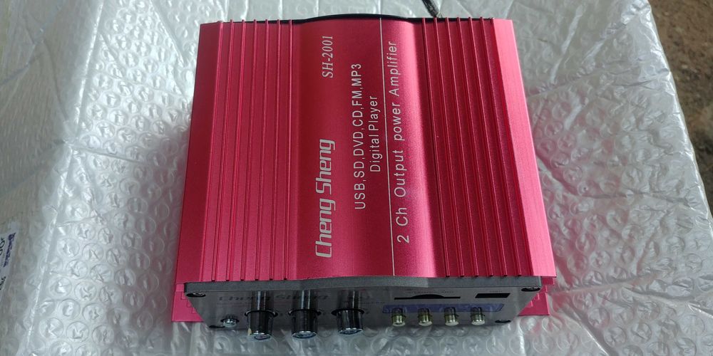 Автомобильный стереоусилитель в корпусе