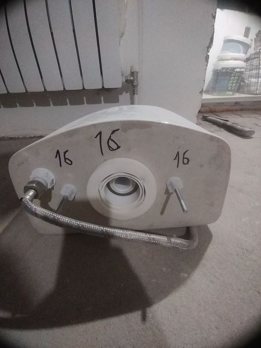 Продам  бачок  для  унитаза