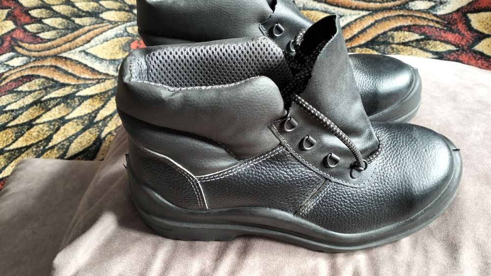 Продам осенние спец обувь