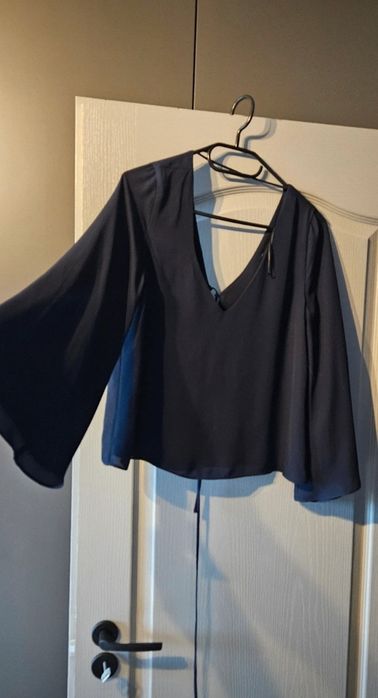 Top crop cu mâneci clopot, Zara