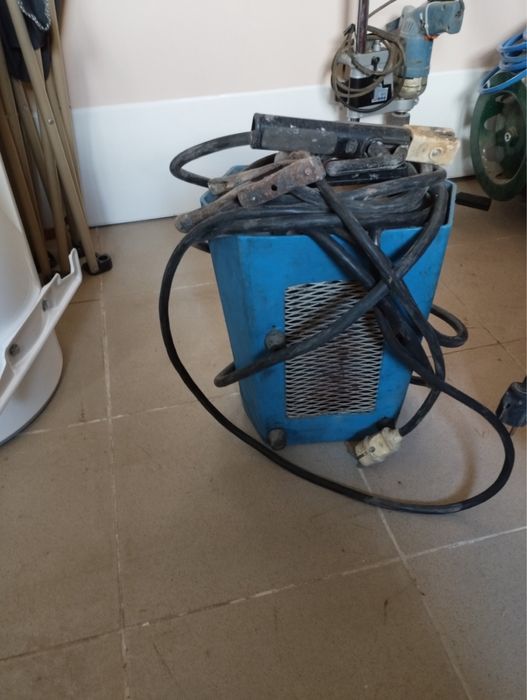 Електрожен (заваръчен апарат за електродъгово заваряване).