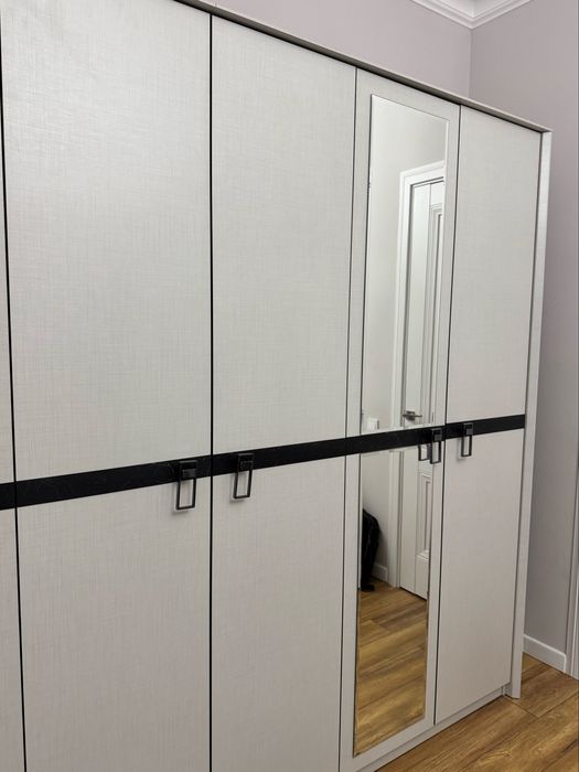 Мебель для спальни (шкаф + 2 комода)