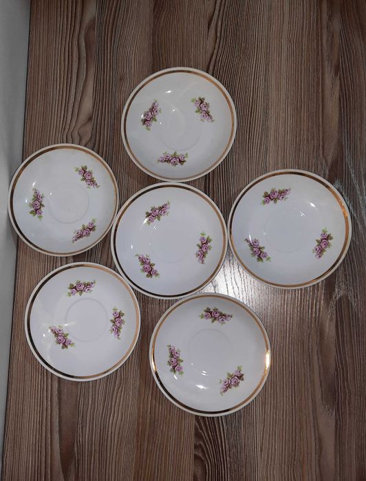 Тарелки и блюдца