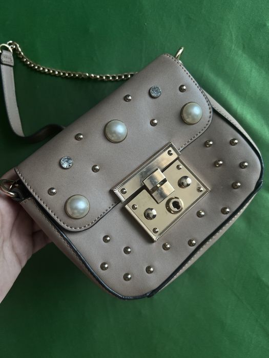 Бежова чанта с перли и камъни