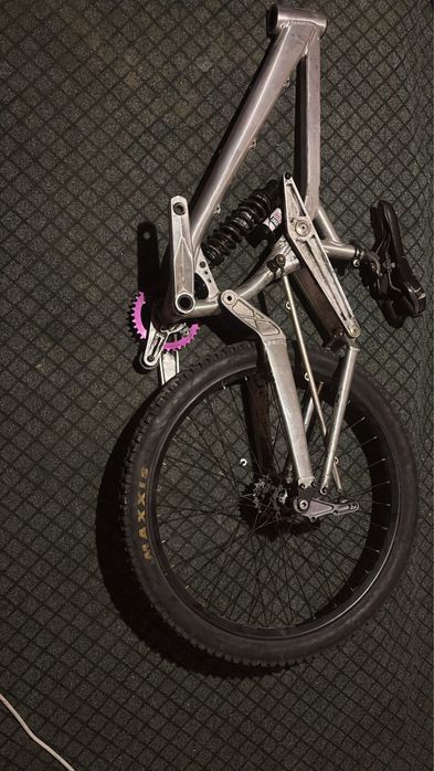 Se vand piese bicicleta Downhill, ce se vede in poze