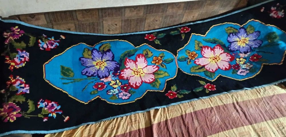 Carpeta țesută manual