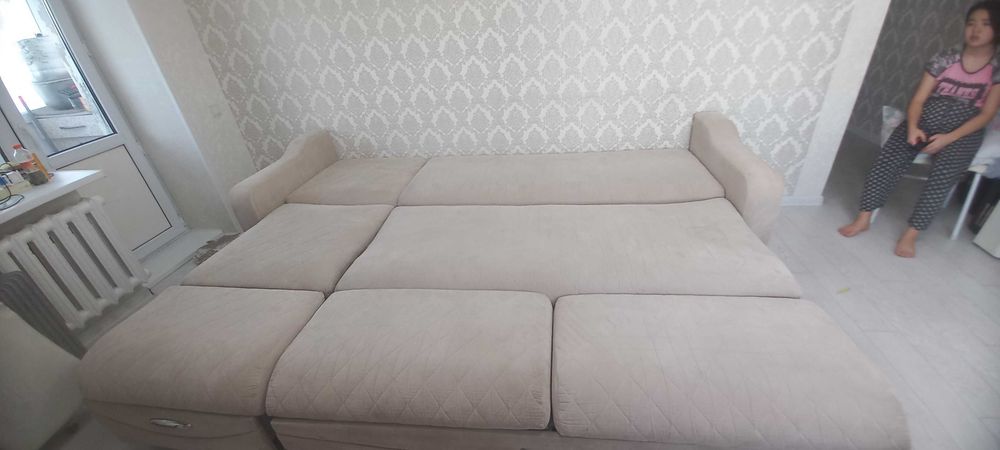 Диван и стулья продаются