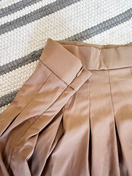 Плисирана пола в бежов цвят