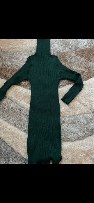 Ластична тъмно зелена рокля