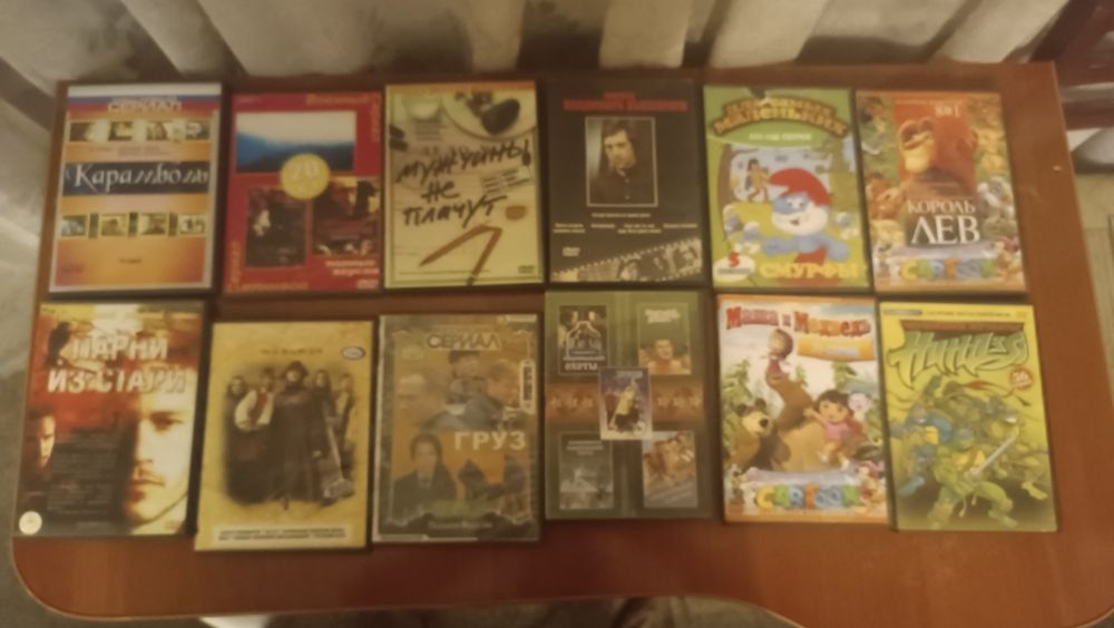 Продаются видеокассеты, диски, CDдиски в нормальном состоянии.