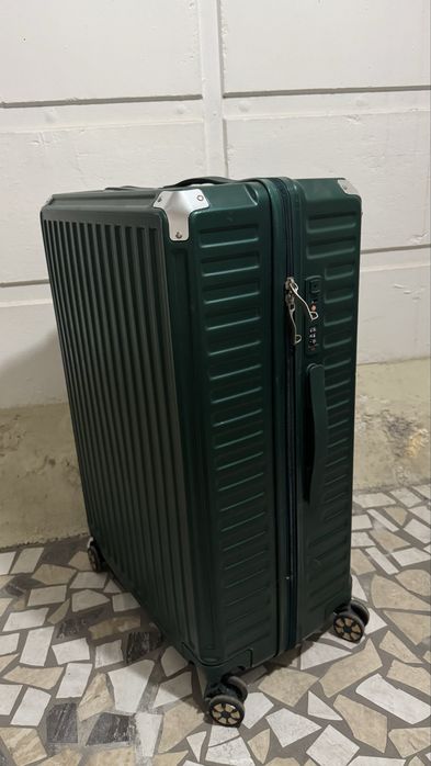 Чемодан пластиковый на молнии