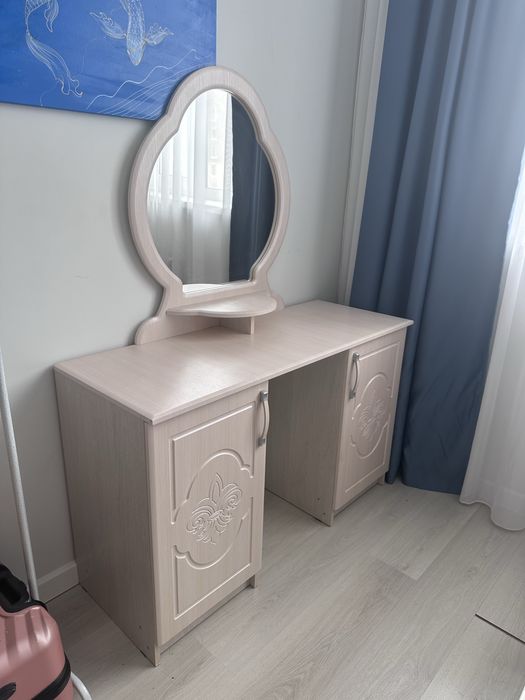 Туалетный стол бежевый