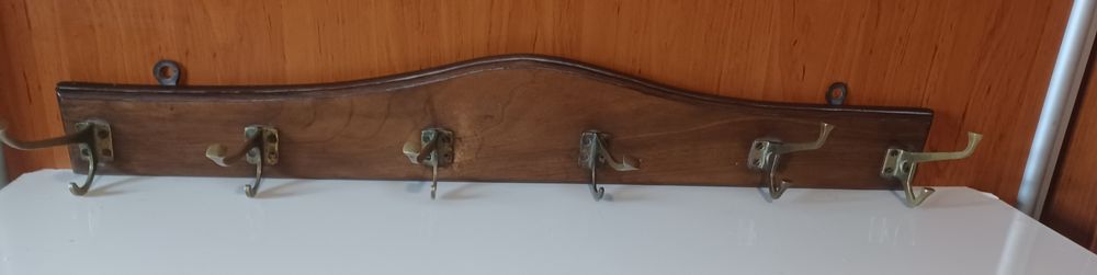 Стара ретро закачалка за стена. Орех и месинг.