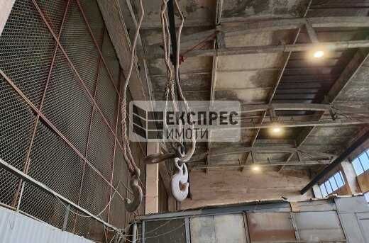 Склад с кран, в района на ЗПЗ