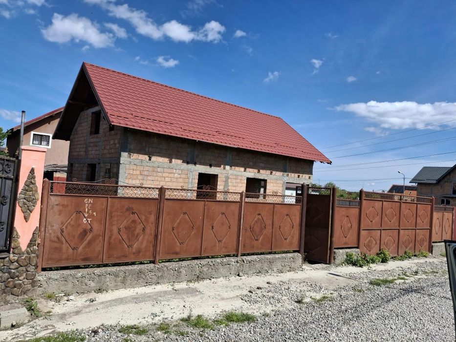 Casa de vanzare la rosu