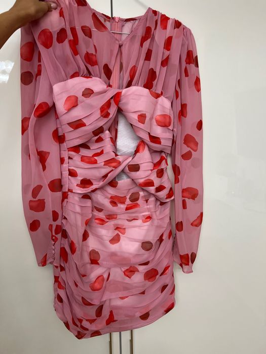 Продавам дамска рокля по тялото