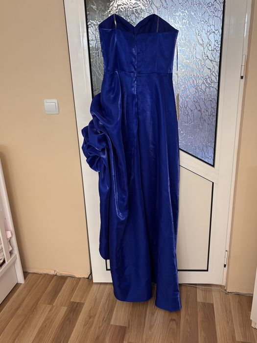 Официална роклия