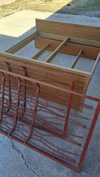 Двухспальная кровать.